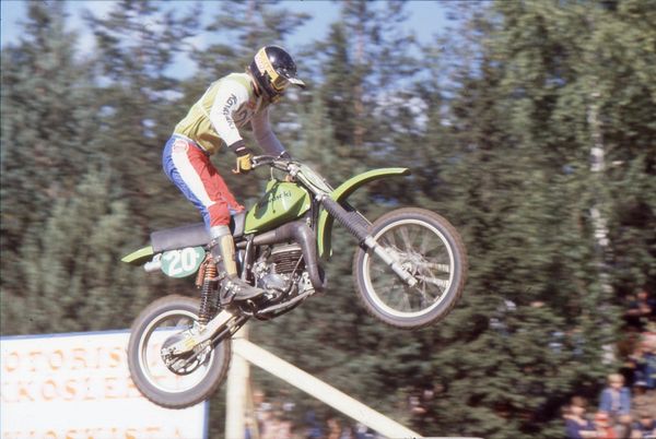 Thorleif Hansen liitää korkealla Hyvinkään MM-motocross 1978